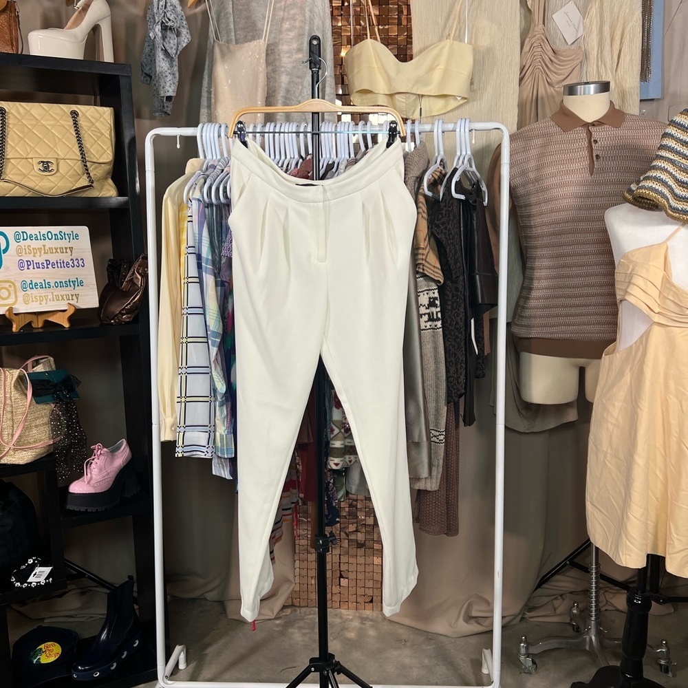 Ellen Tracy Size 6 Cream off white trouser